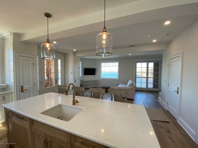 Building Photo - 412 Lake Ave