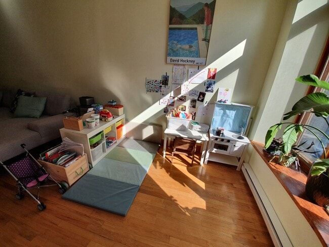 Building Photo - 4087 Av Laval