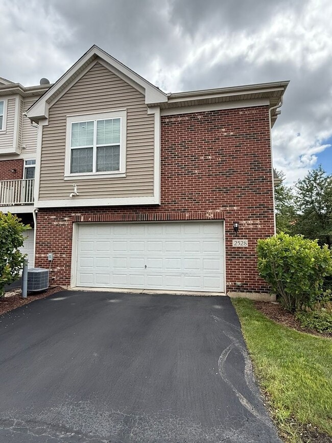 Building Photo - 2528 Dunraven Ave