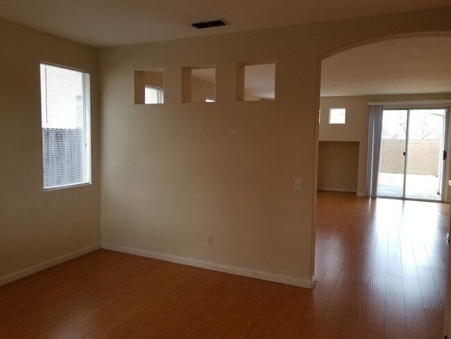 Building Photo - VERY CUTE 3BD/2BTH SINGLE FAMILY IN NORTH LINCOLN