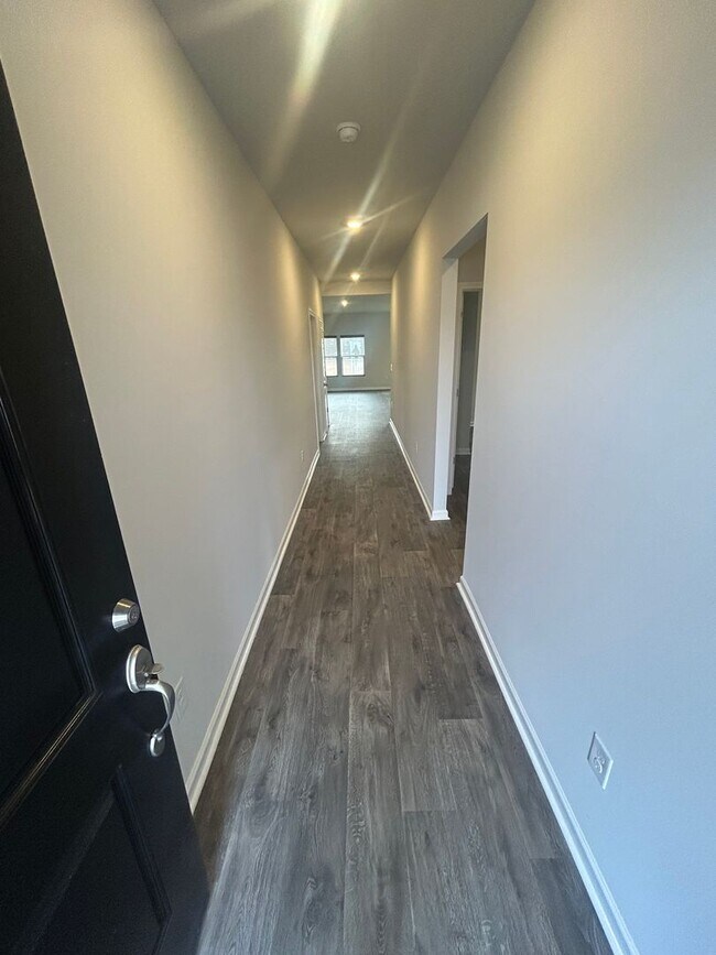 Building Photo - Field View 4BD/ 2BA