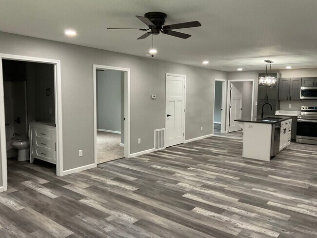 Foto del edificio - PRE LEASING- AVAILABLE JUNE 10TH - 3 Bedroom/2 Bathroom House In Frontenac