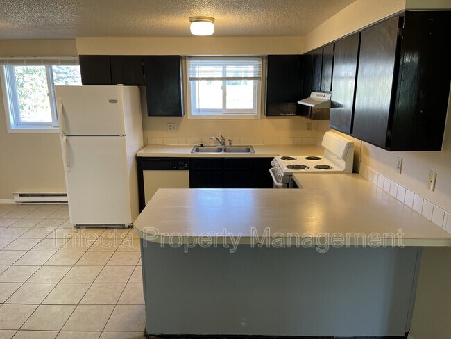 Foto del edificio - 4951 Basswood Dr