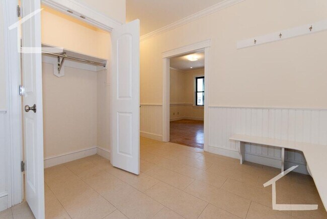 Building Photo - Newly renovated 4 bedroom