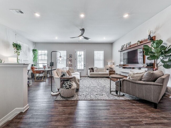 Building Photo - 499 Bishop Ln