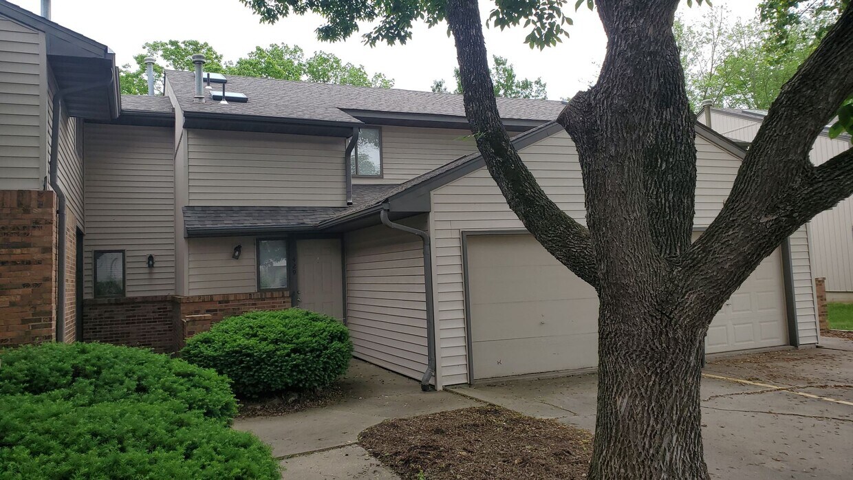 Foto principal - 4 bd, 3.5 ba Foxfire condo, just south of ...