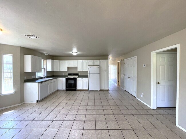 Building Photo - Charming Retreat: 3 Bed, 2 Bath Home in Hi...