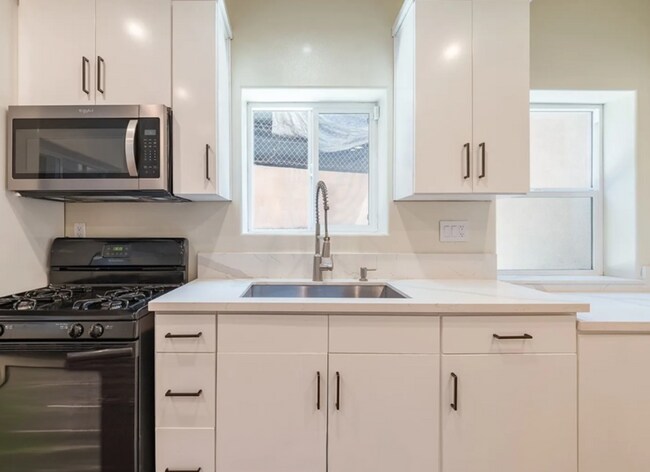 Foto del edificio - 3258 1/2 Dundas St. Los Angeles