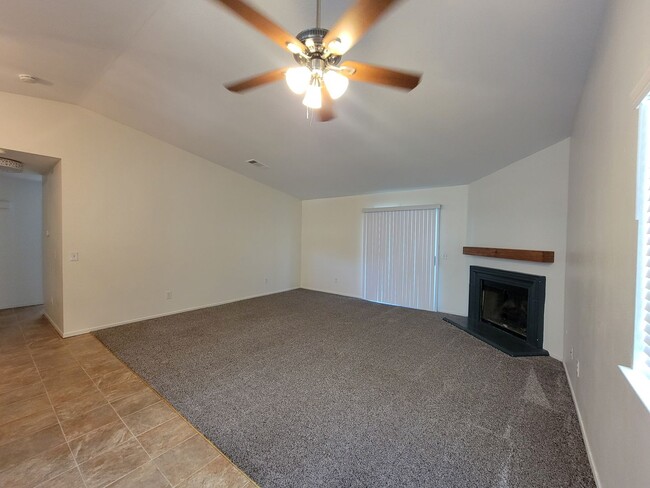 Building Photo - 3 Bedroom 2 Bathroom in NW Visalia with Yard Care!