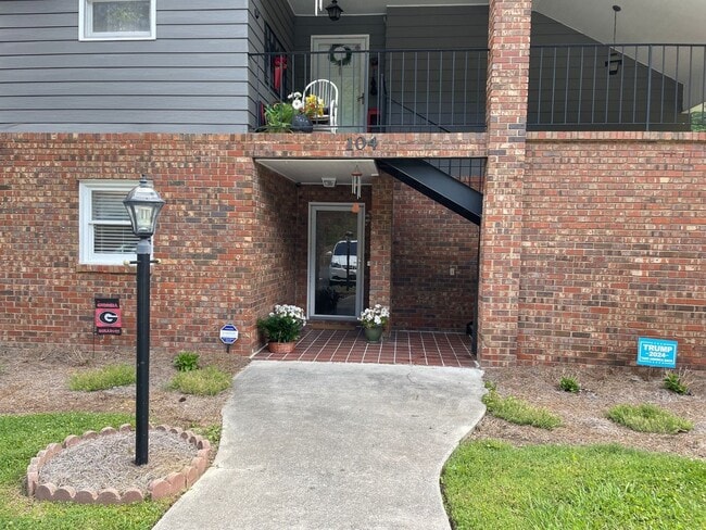 Building Photo - 104 Montclair Dr