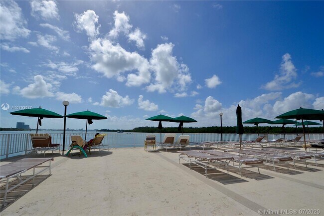 Foto del edificio - 300 Bayview Dr