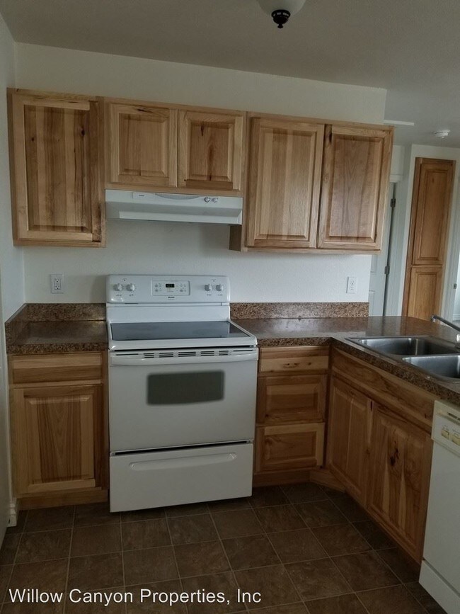 893 NW Commercial St, Madras, OR 97741 Apartment for Rent in Madras