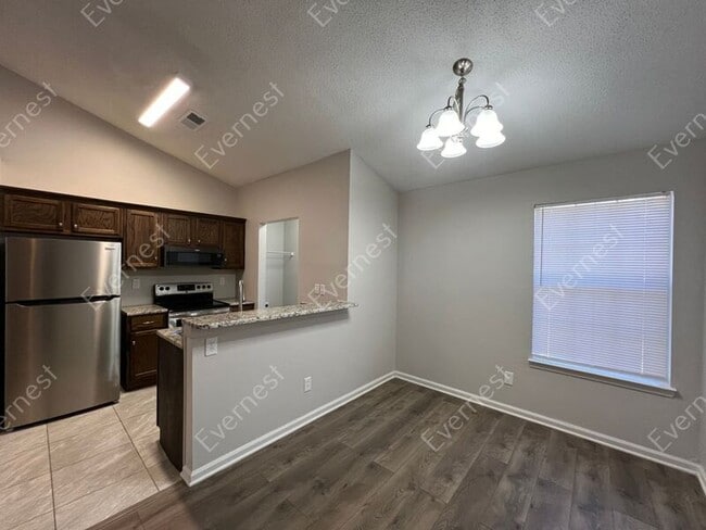 Building Photo - 7065 Village Ln