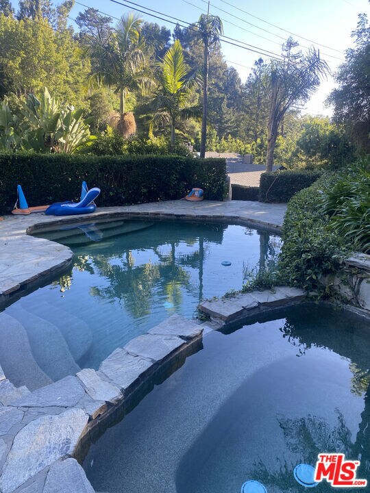 Building Photo - 1617 Roscomare Rd