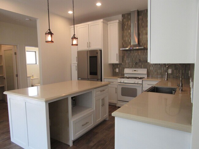 Building Photo - 2419 Messi St