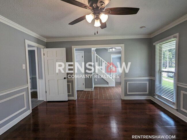 Building Photo - 4 Bedroom / 2.5 Bath - Over 3000 Square Fe...