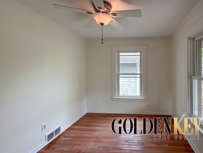 Building Photo - 3 Bedroom 2 Bath Home in the Heart of Roya...