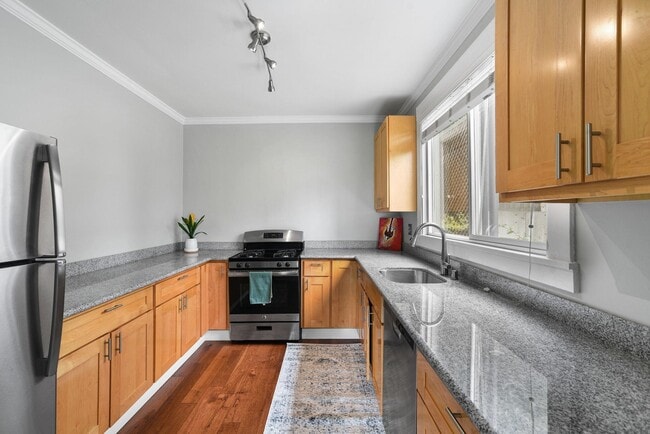 Building Photo - 1925 Leavenworth St