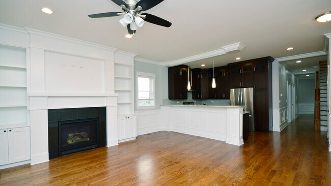 Building Photo - 2309 W Foster Ave