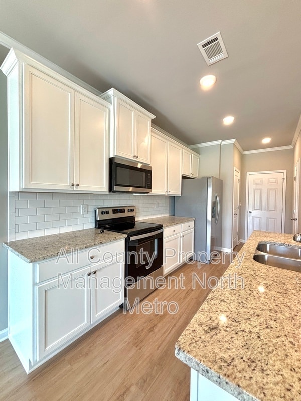 Building Photo - 5064 Silver Fox Trl