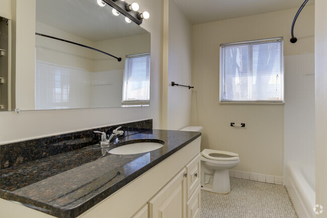 1BR-1BA-700SF - Baño - Rivershell Lansing Apartments