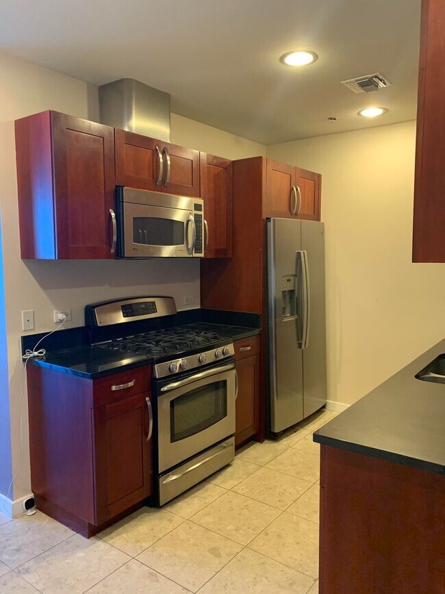 Building Photo - Studio furnished in high rise