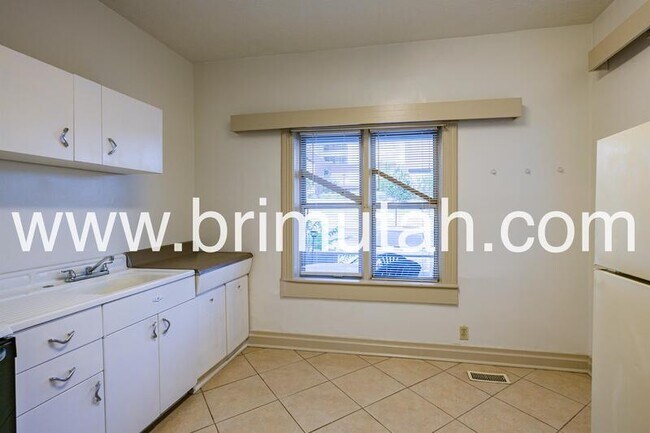 Building Photo - 368 S University St