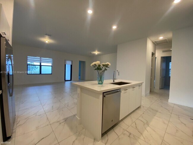 Building Photo - 3 br, 2.5 bath House - 4574 SW 173rd Ave # 0