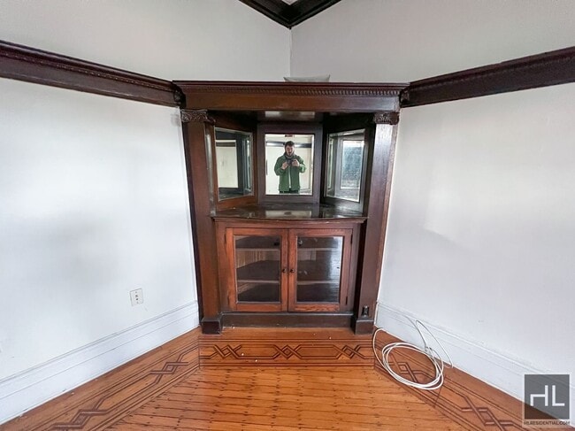 Building Photo - Spacious 3 bedroom/1 Bathroom apt availabl...