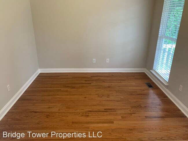 Building Photo - 4 br, 2.5 bath House - 3325 Oak Tree Trail