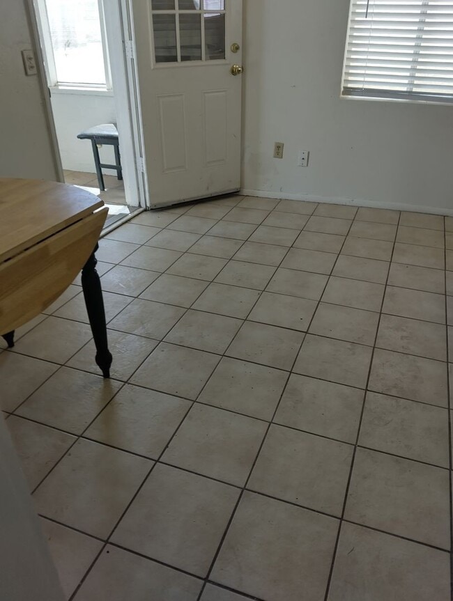 Building Photo - 1340 W Hatcher Rd