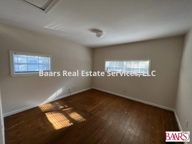 Building Photo - Cottage on large lot