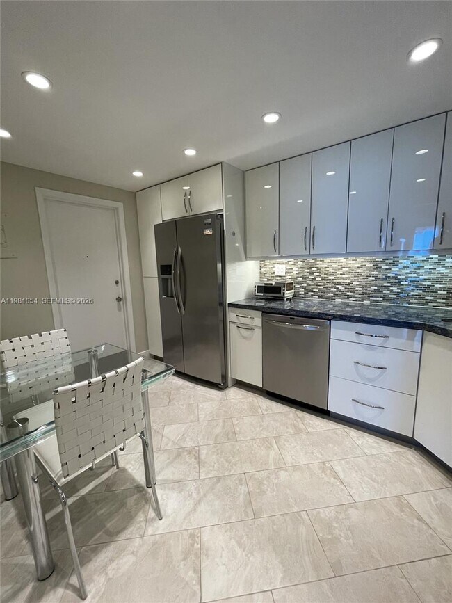 Building Photo - 1410 S Ocean Dr