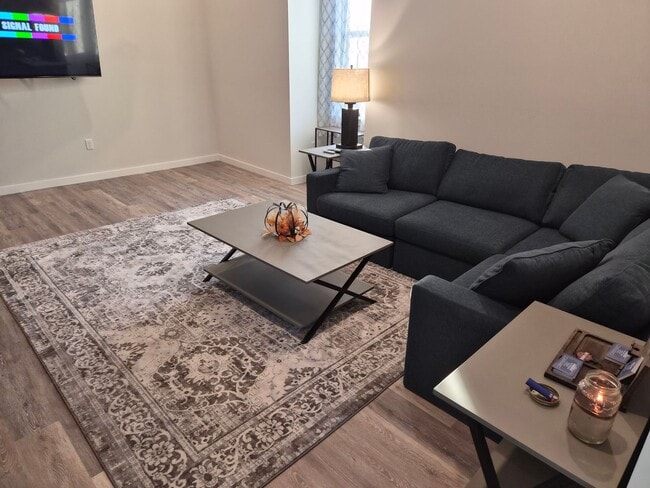 Foto del edificio - Downtown Claremont newly re-developed brick building with 2 Bed Luxury units, pet friendly!