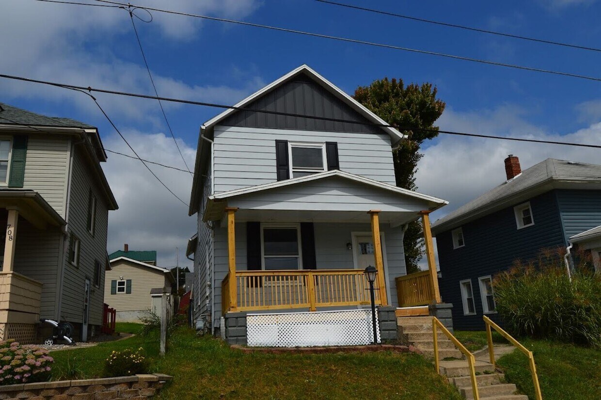 Foto principal - 3 br, 1.5 bath House - 704 Clover st