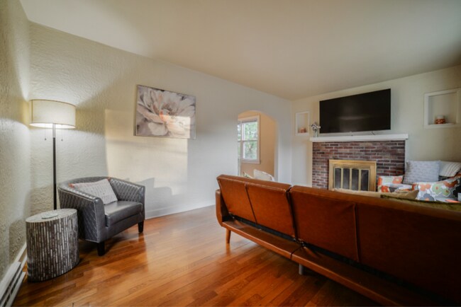 Foto del edificio - Fully Furnished Charming Home In Cape Gira...