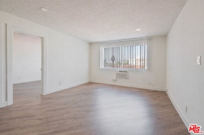 Building Photo - 310 S Kenmore Ave