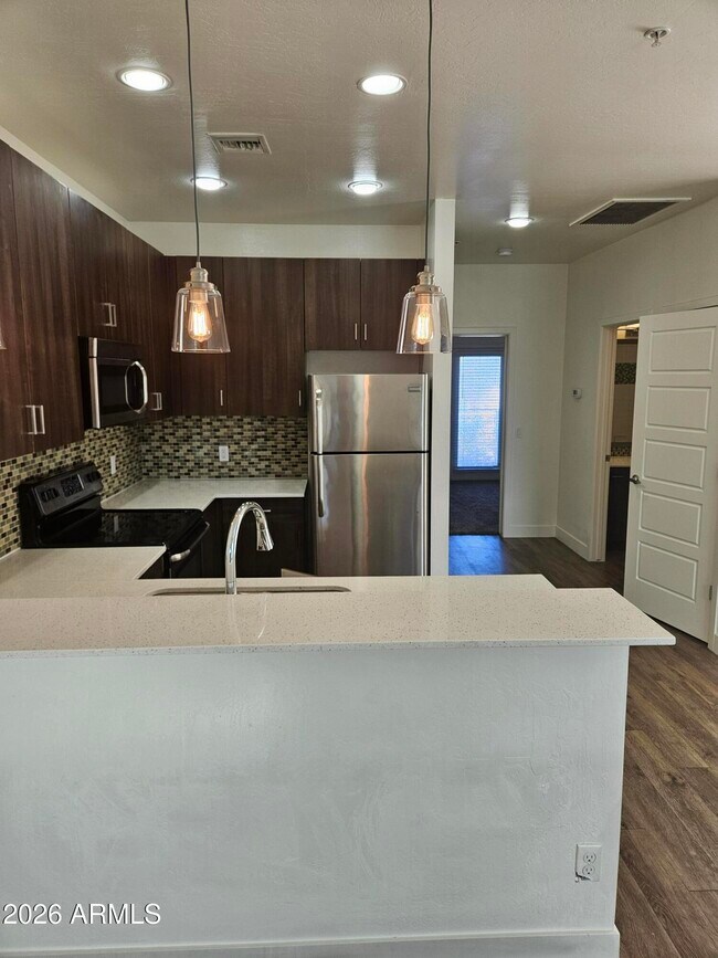 Foto del edificio - 7981 E Wilshire Dr