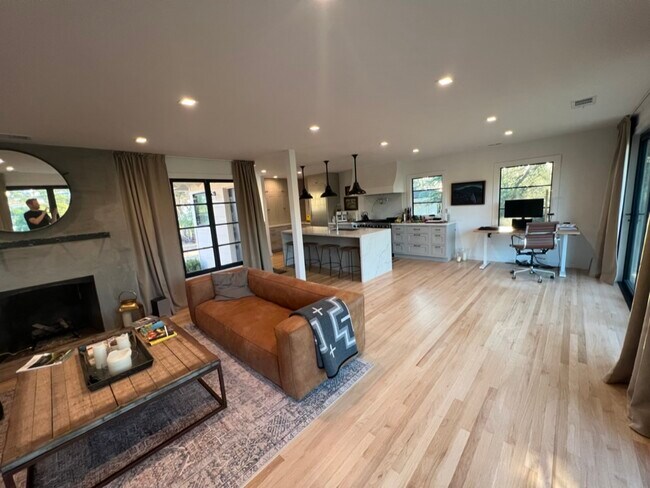 Foto del edificio - 14850 Watters Dr