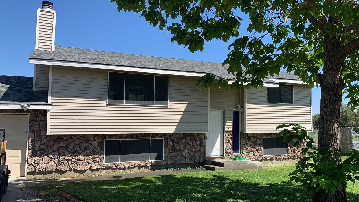 Foto principal - Remodeled 4 Bedroom 2 Bath Home for Rent C...