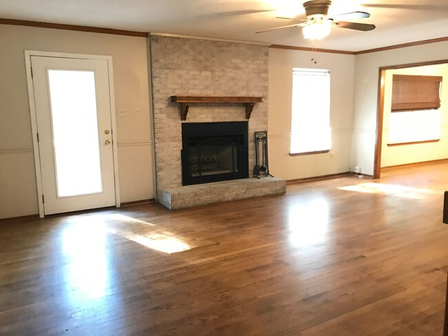 Building Photo - BEAUTY IN LAKE FOREST SUBDIVISION
