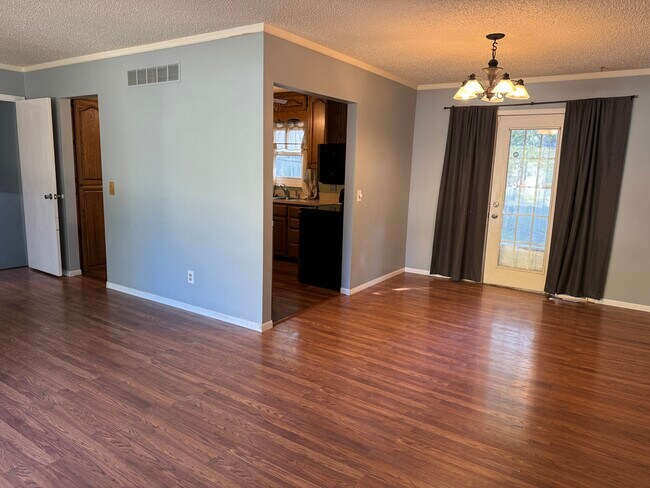 Building Photo - 2325 Queens Ct