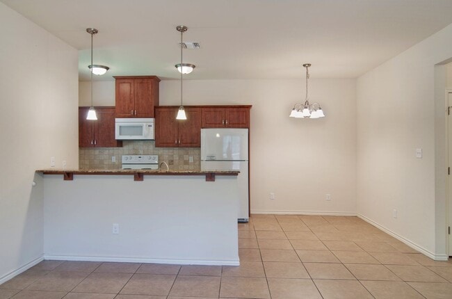 Foto del edificio - Immediate Move in! HUGE 3/3 duplex just Mi...