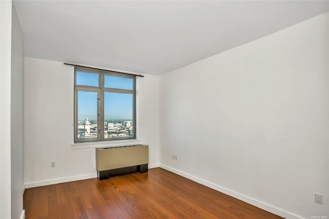 Foto del edificio - 40-28 College Point Blvd