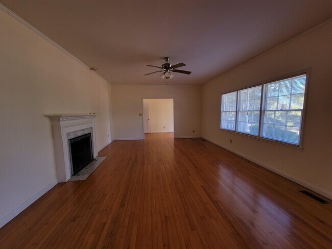 Building Photo - 8133 Mahan Dr