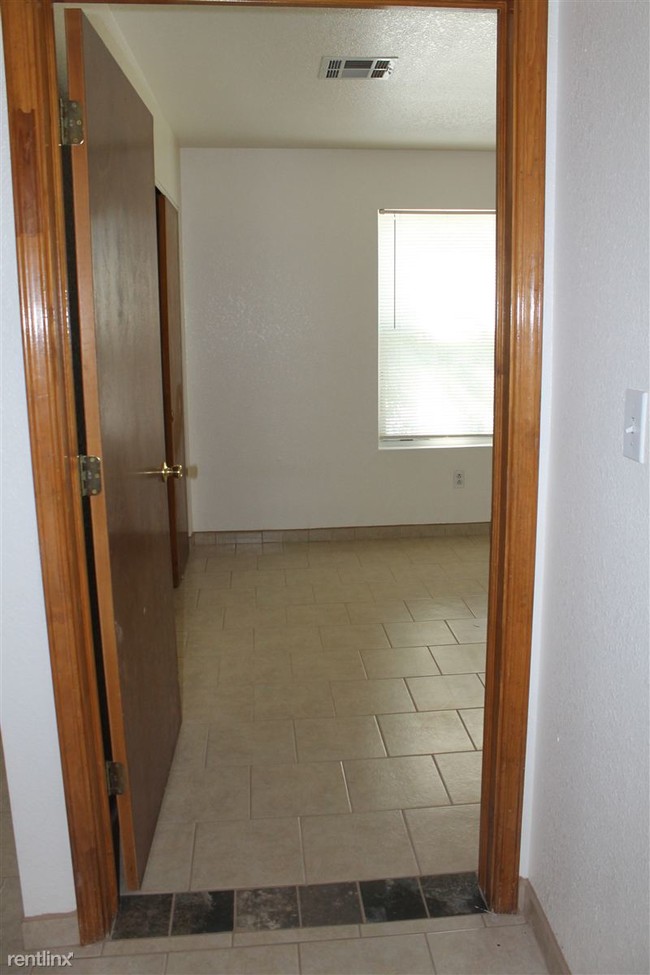 Building Photo - 2306 S Espina St