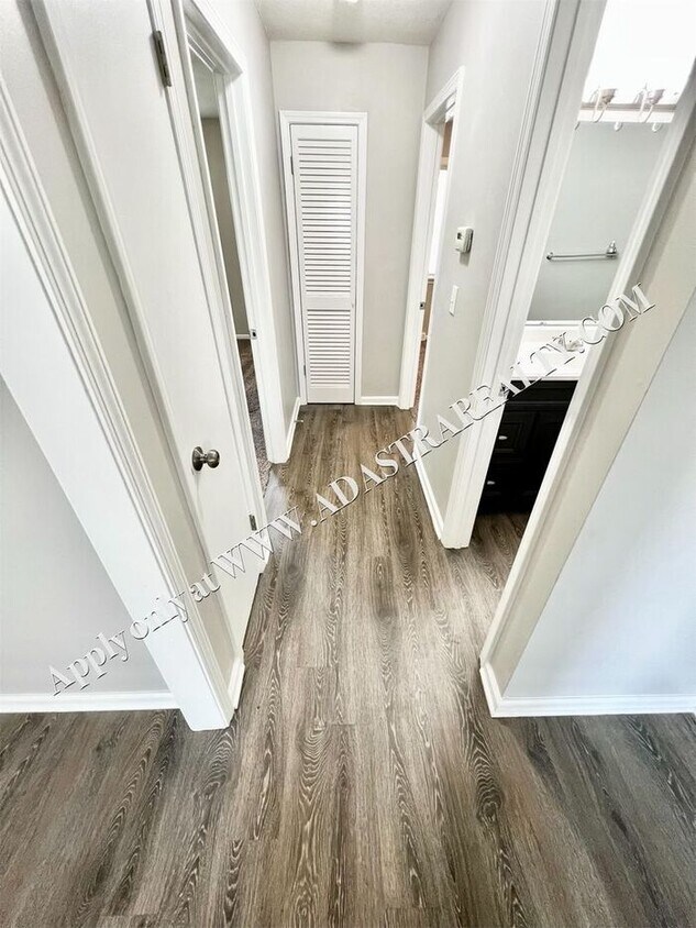 Foto del edificio - Completely Remodeled Shawnee Duplex-Available NOW!!