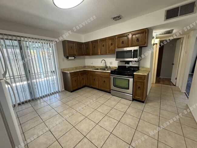 Foto del edificio - $1,400 Steal! Cozy 2-Bedroom Home in the H...