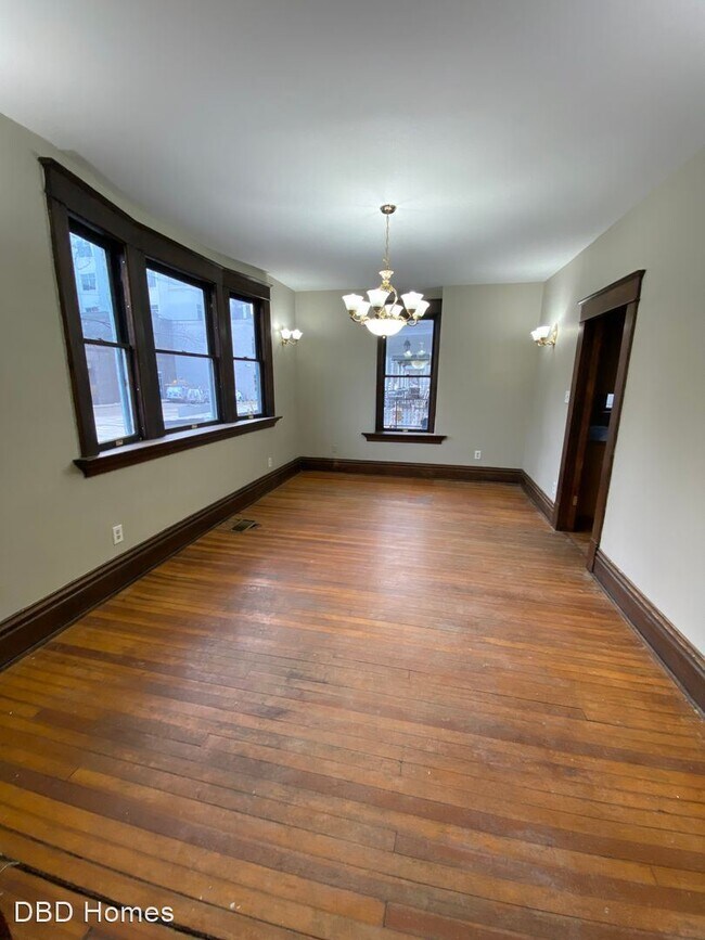 Building Photo - 4 br, 1.5 bath House - 901 W Main St.