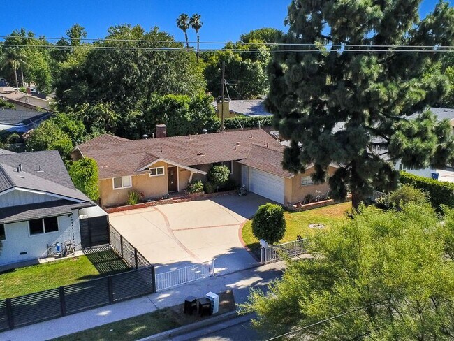 Foto del edificio - 22222 Strathern St